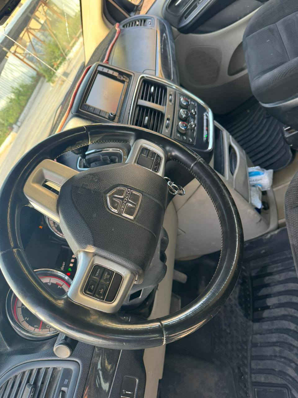 دوج كرفات 2017 للييع نضيفه بيه حادث طخه بالبنيد ومبدل بلادي والجاملغ الايمن بيه بارد  رقم ابو سياره *********** عارضها 153 بيه مجال
