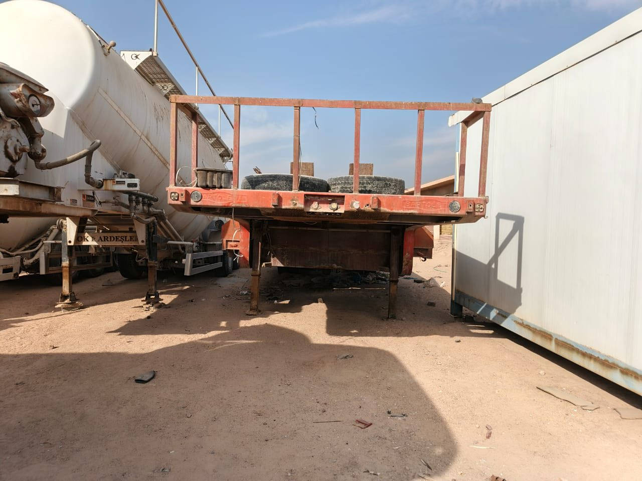 لودر للبيع عنوان نجف مناذره رقم هاتف ***********
