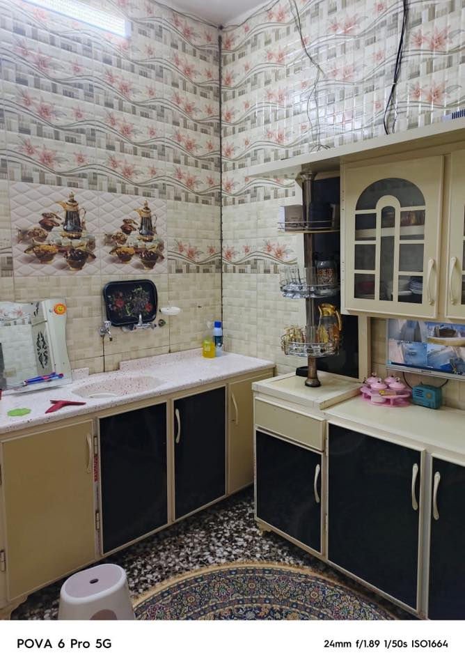 بيت للبيع طابقين
مساحة ١٠٠ متر ٥*٢٠
صب مسلح كامل كاشي سيراميك
بس الطابق الثاني نقص كاشي 
يحتوي على 
الطابق الاول
كراج + صحيات خارجية
استقبال + مطبخ + صالة
+ صحيات وحمام داخلي 
+ منور + غرفة نوم
الطابق الثاني
غرفتين كبار + بلكونه + حمام + صالة
الطابق الثالث يحتوي على بيتونه وسطح
البيت نظيف كلش وبنيانه كلش حلو وخريطته حلوه وسعرة مناسب 
مشمول بالتمليك دار وزقاق ومحلة
العنوان بغداد - نهاية حي اور -سبع قصور - شارع ابو احمد 
للاستفسار اكثر : ***********
