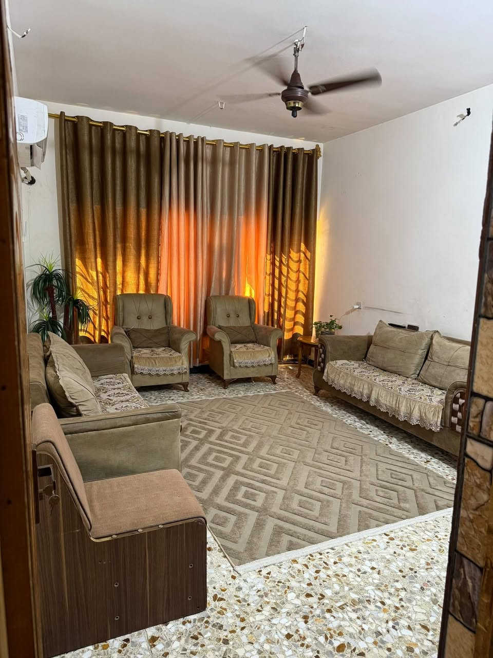 السلام عليكم 🌹

للبيع بيت مساحة **120 متر**، **طابقين**، تصميمه مرتب وعملي.

🔹 **الطابق الأول:**

* مدخلين (مدخل للاستقبال ومدخل ثاني على الصالة)
* استقبال
* صالة
* مطبخ
* غرفة نوم
* كراج خارجي يتسع لسيارة
* حمام خارجي

🔹 **الطابق الثاني:**

* غرفتي نوم
* حمامات
* بيتونة كبيرة
* مخزن
* سطحين

📍 **الموقع:** منطقة الأمين الثانية – شهداء النفط، بعد فرع أبو شياع.

📌 **ملاحظة:** البيت واقع حال، أرض أمانة، ومرقم من الدولة، وتتم جباية الكهرباء بشكل رسمي.

للاستفسار أو المعاينة، المراسلة على الخاص أو الاتصال.

***********

