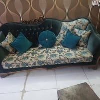 بلا زحمة اريد ابيع هذا التخم ب 700ثمان مقاعد مع كوشاتهم و الطبلات قنفت...