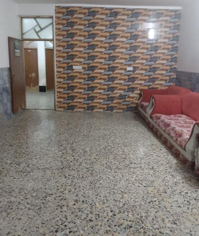 بيت للبيع حي طارق قرب السيطرة الثانية 
المساحة 200 م 
غرف نوم 2 + استقبال +صالة + مطبخ + صحيات + حوش كبير 
للاستفسار الاتصال ع الرقم ***********
