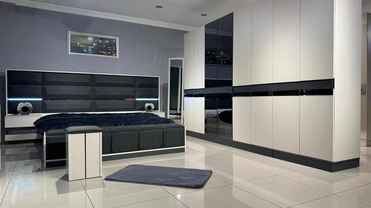 غرفة للبيع بسعر مناسب .
يثرب المزاريع .
للاستفسار ***********
