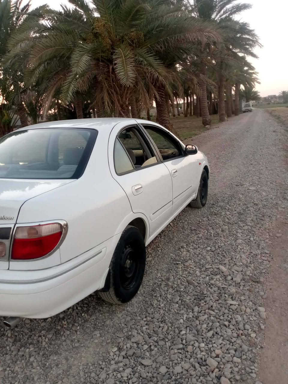 السلام عليكم و رحمة الله
للبيع نيسان سني 2001 ،،،رقم بغداد الجديد 

سياره مكفوله كفاله عامه ماعداء باب السياق بيه بارد 
محرك 1600 بلادي 

مكان السياره لانبار قضاء هيت 

السعر 75وبيه مجال بصيط 

الهاتف ***********
