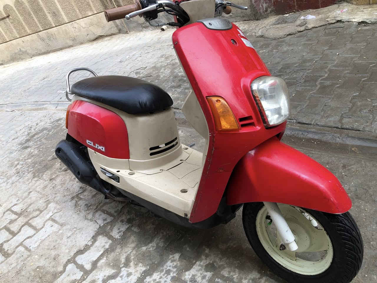 بوليس كابريتى بيهى ونه بالاكسل فقط
مكينه مكفوله لا نضوح ولا صوت ولا دخان ناعمه مبدله لاستيك ولف فقط 
كفرات بلاديه نضافتهن ٩٠ بل 💯 ختم واحد 
كهربائيات كله شغاله منطول لطول 
دبلات تايرات لوك طسه ناعمه كلش 
سعر 500 الف بيهى مجال قليل استفسار اكثر اتصال ☎️ *********** بغداد الكريعات
