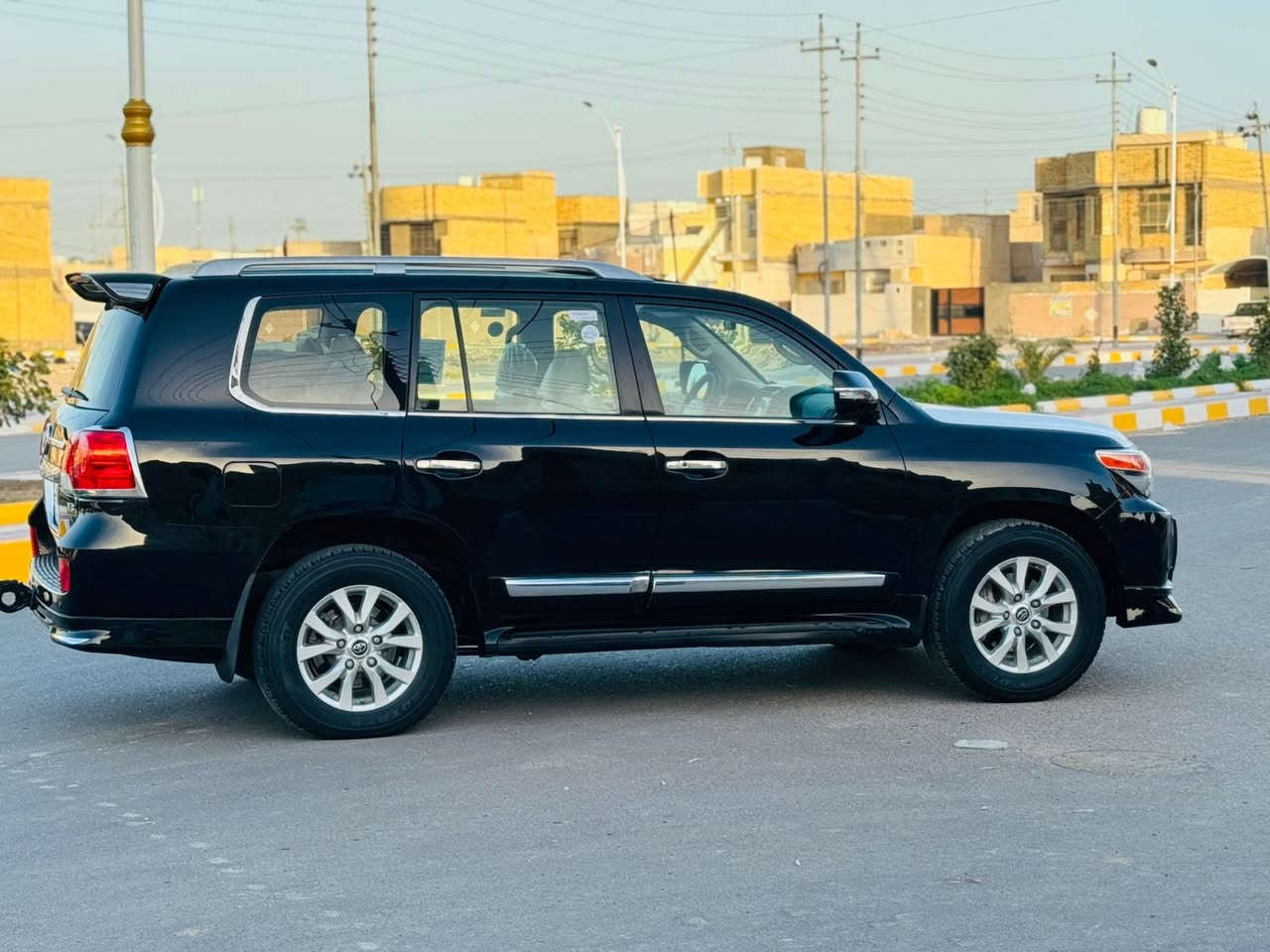 للبيع لاندكروز 2012 8سلندر رقم بغداد بسمي سعر 325فول مواصفات عينه لكزز سياره كفاله رشه خفيفه مقدمت لبنيد فقط سياره محرك كير حداده تخم تاير كله جديد مكان سياره الناصريه المركز ***********
