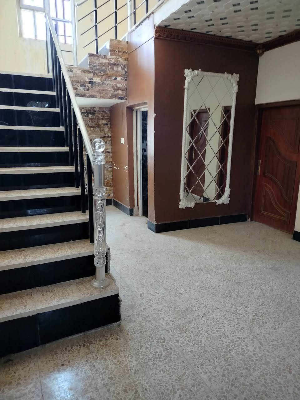 بيت زراعي مداور في التسجيل العقاري مو بس مكاتبه  200 متر واقع حال اكثر يتكون من غرفه وصاله ومطبخ وصحيات داخليه وخارجيه وكراج سياره يسع 3 سيارات وحديقه وسطح مغلف اوزاكون وكيزر وتانكي 
للستفسار اكثر الاتصال بالرقم ***********
