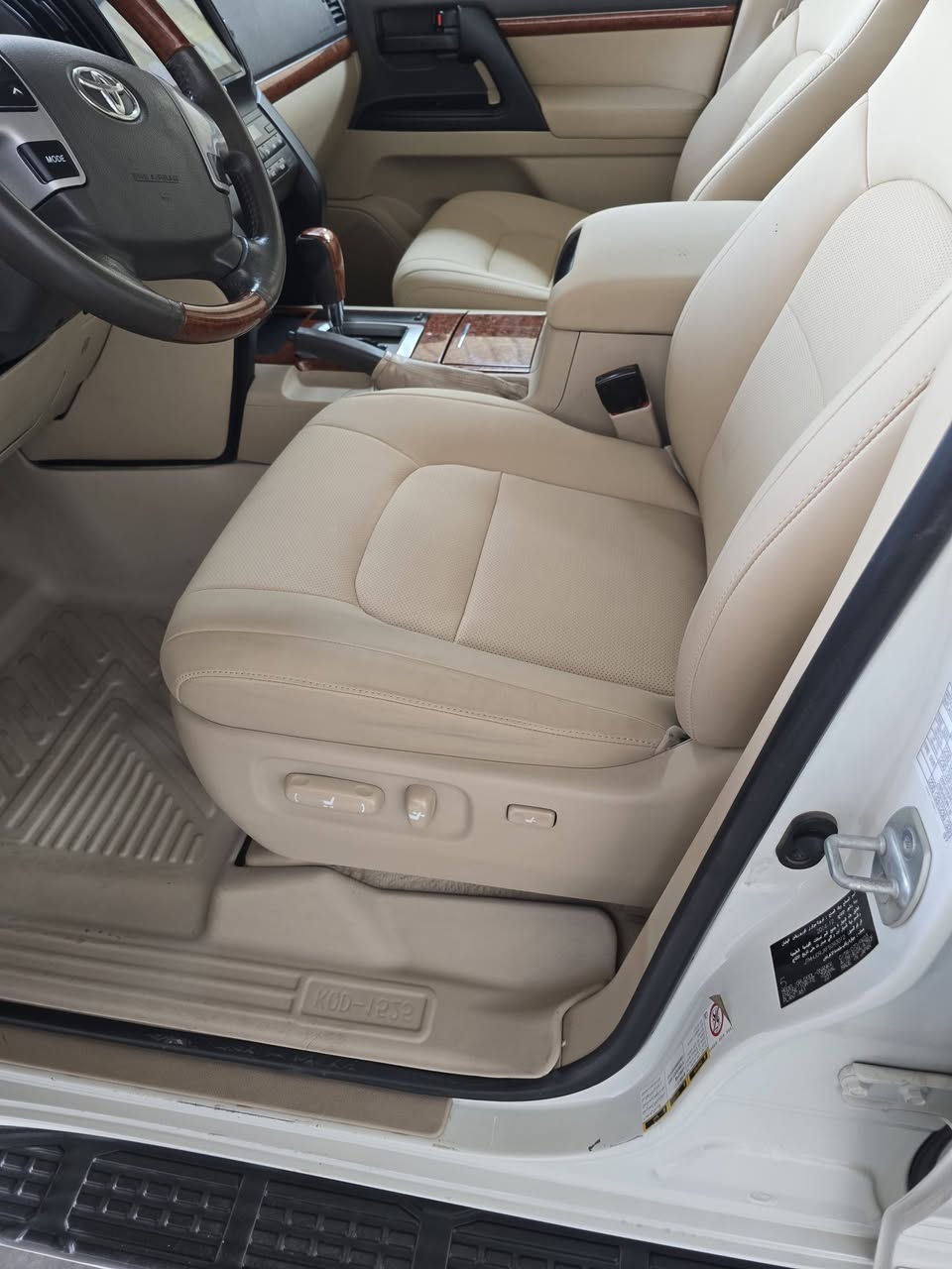 السلام عليكم للبيع لاندكروز 2015 جديده حيل مكفوله كفاله عامه عدا رصعه كولش بسيطه سحبتها pdr السياره حتى دعاميتها اصليه مكفوله ماشيه 100 الف مثل ما موضح بالصور السياره 6سلندر GXR فتحه وبصمه وكراسي كهرباء وجلد وشاشه ومواصفات الاندكروز المعروفه رايدها ب41000 یعني اربع شدات وعشر ورقات وبيها مجال بسيط للشراي للاستفسار الاتصال ***********
