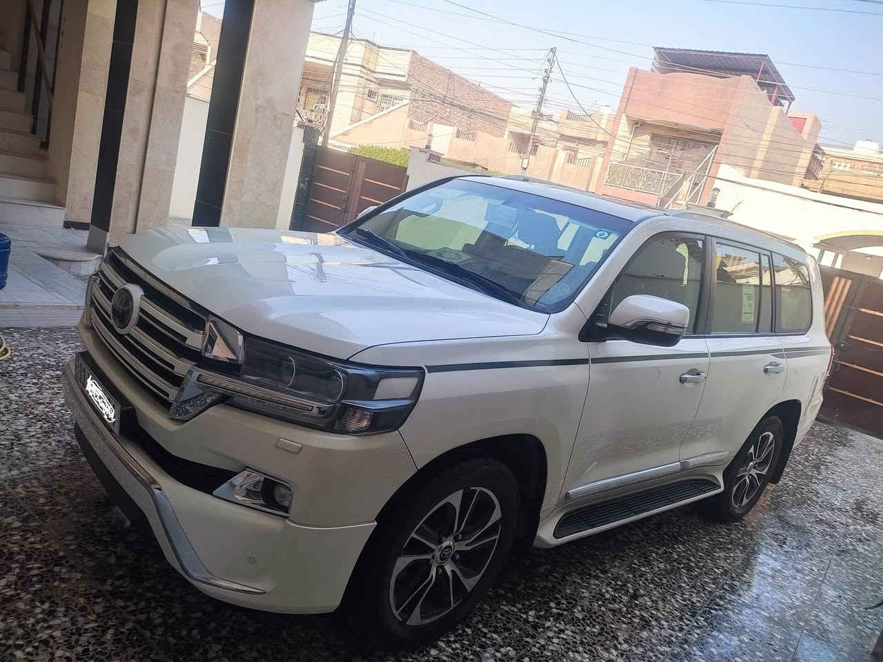 السلام عليكم 
تويوتا لاندكروز 
2018 // ماشيه 97 ألف 
المحرك 4000 v6
رقم بغداد 
مواصفاتها /
. بصمه 
. سلايت روف 
. 3 شاشات 
.دبل ماوس 
. فور ويل 
. انظمه قياده 
. زراك امامي 
.8ايرباك 
. مري شفط  وقلاب عند الرجوع للخلف
اضويه ليزريه على دوسة الباب 
. ثلاجه 
. كشن جلد + كهرباء
. حساسات خلفيه أمامي 
بيها دعاميه اماميه وجاملغ امامي فقط صبغ غير مفتوح سياره جاهزه أي نقص مابيها رقم جديد انكليزي بغداد مميز باسمي هزه جديده  ويل كب لموديل 2021 
مكاني بغداد السيدية 
السعر4750 $(يعني 4 دفتر و75ورقه  دولار امريكي)
رقمي *********** وانساب
*********** واتساب
