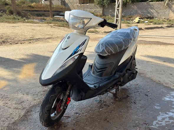 السلام عليكم  عندي دراجه للبيع الشراي يجي واتساب     772 621 5280 الدراجه نضيفه توه طالعه من الحاويه صارلها 11 يوم  الدراجه (ما مفتوحه ) نضيفه كلش 
 كلشي شغال  مابيها نقص 
 شلعتها خير من الله  
 سعر 1050بيها مجال ...
  والله دراجه نضيفه حاويه توه طالعه ..
