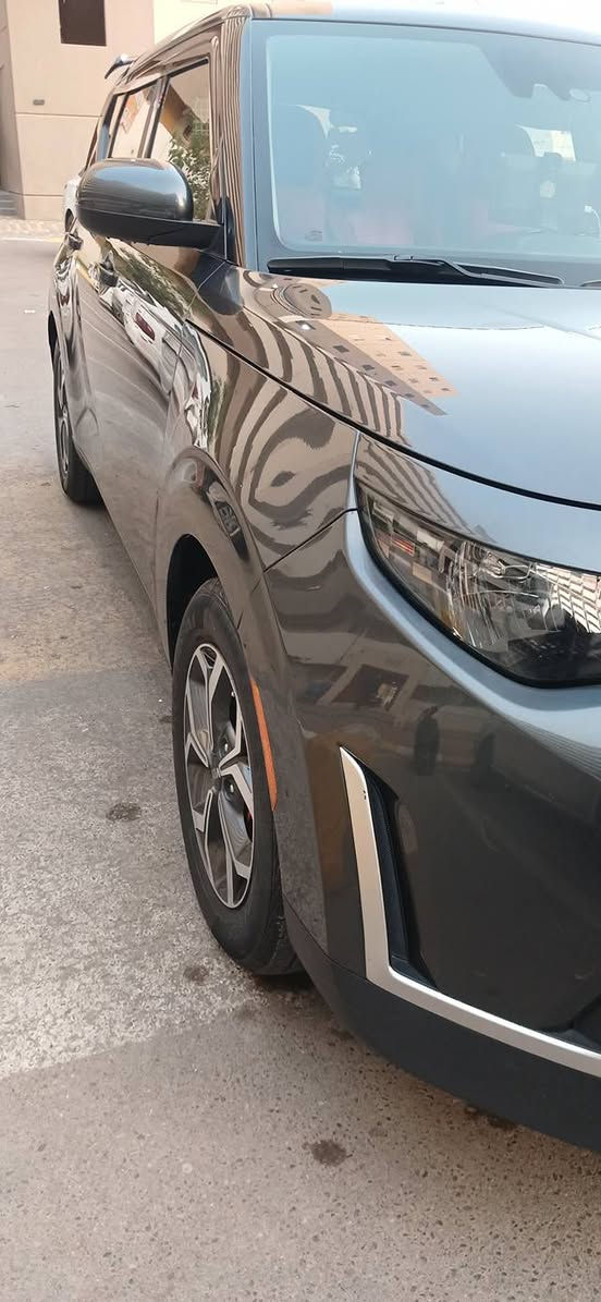 السلام عليكم
كيا صول موديل 2023  للبيع ، 
١- اللون رصاصي رمادي 
٢- عداد المشي 75961  .  
٣- رقم بغداد 
٤- المواصفات / محرك 2000 دوش / توقف تلقائي / تحديد مسار / نظام إطفاء تلقائي إقتصادي / تحكم إستيرن / ويل كب أسود / نظام sport + نظام normal / شاشة / حساسات بالمري .
٥- الحادث ( نصف الجاملغ الخلفي الايسر ) فقط ..
السعر المطلوب ( ١٤٠ ) 
رقم الهاتف ***********
