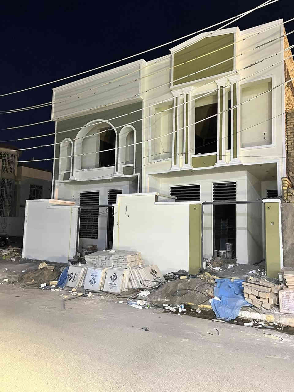 دار سكن للبيع عداد 2🏠

⭕العنوان : حي الفرات
⭕خلف؛جامع العقيله
موقع مميز _ يقع عل شارع 15✅

⚪طابقين 
⚪ كونكريت مسلح 
⚪بناء حديث 
⚪طابو صرف 
⚪غير مسكون 
⚪️تسليم مفتاح🔑

المساحة : 126م²✅
الواجهة : 5ونص متر  ✅

  ⭕التفاصيل⭕

🌿غرف نوم عدد 3
🌿صالة عدد 2
🌿استقبال 
🌿مطبخ 
🌿مجمع صحي عدد 3
------
  مكتب صناع المال للعقار
عنوان المكتب 
الفرات شارع الصب قرب التسفيرات 
للاستفسار مراجعة المكتب او اتصال عل الرقام 
***********
***********
