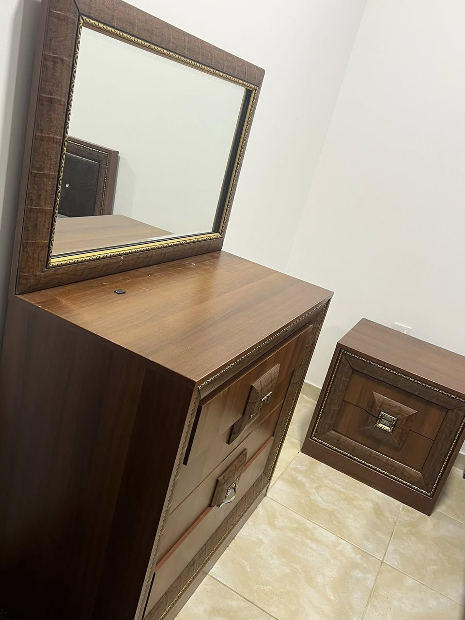 غرفه نوم للبيع والسعر على هذا الرقم ***********
*********** واتساب
