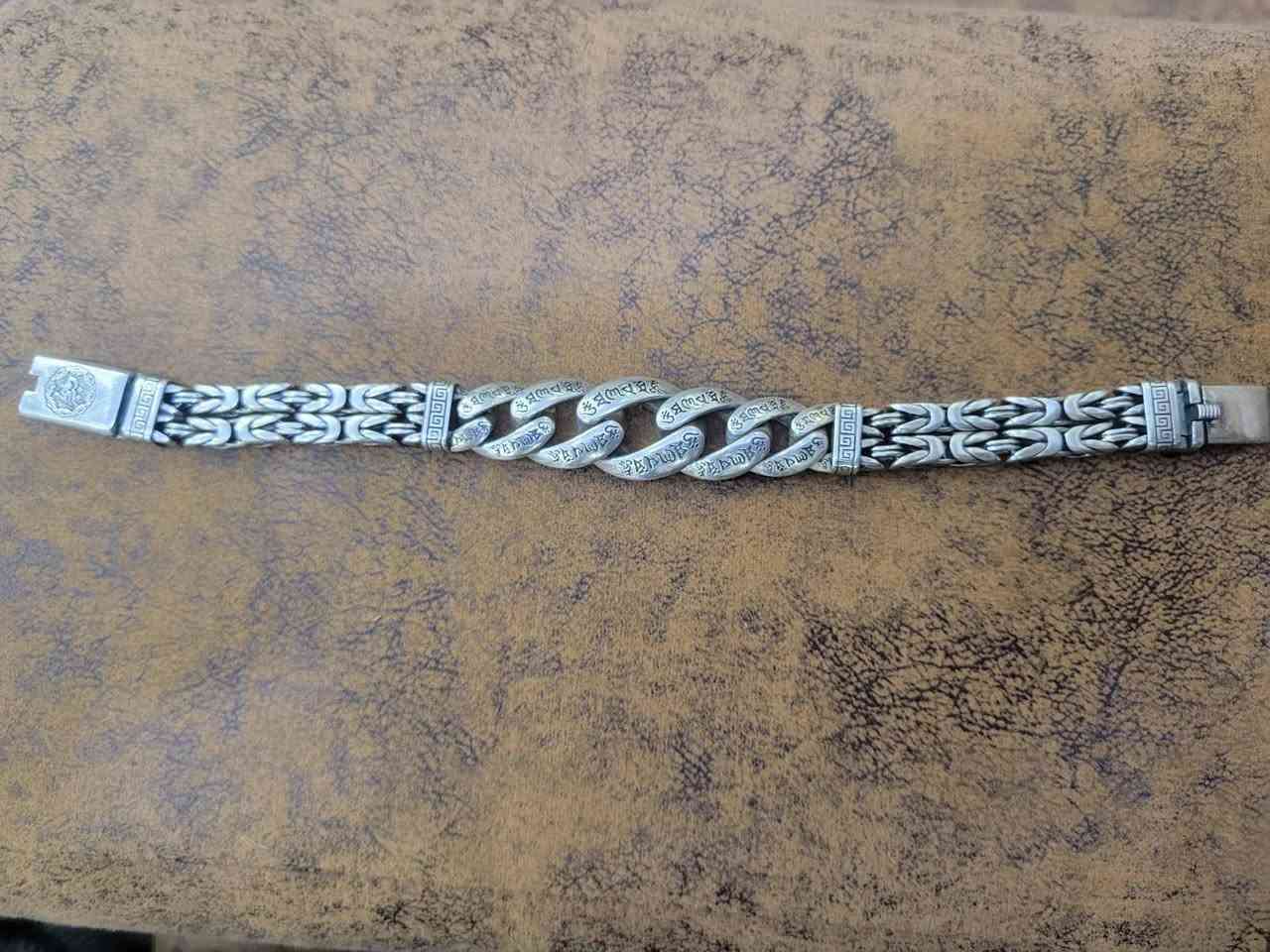 سوار فضة رجالي للبيع
الوزن ٧٣ غرام سعر الغرام ٤٠٠٠
سعر القطعة بالأسواق العالمية ٧٢٥ دولار
قطعة نادرة جدا مكاني بغداد قرب ساحة اللقاء
للتواصل ***********
