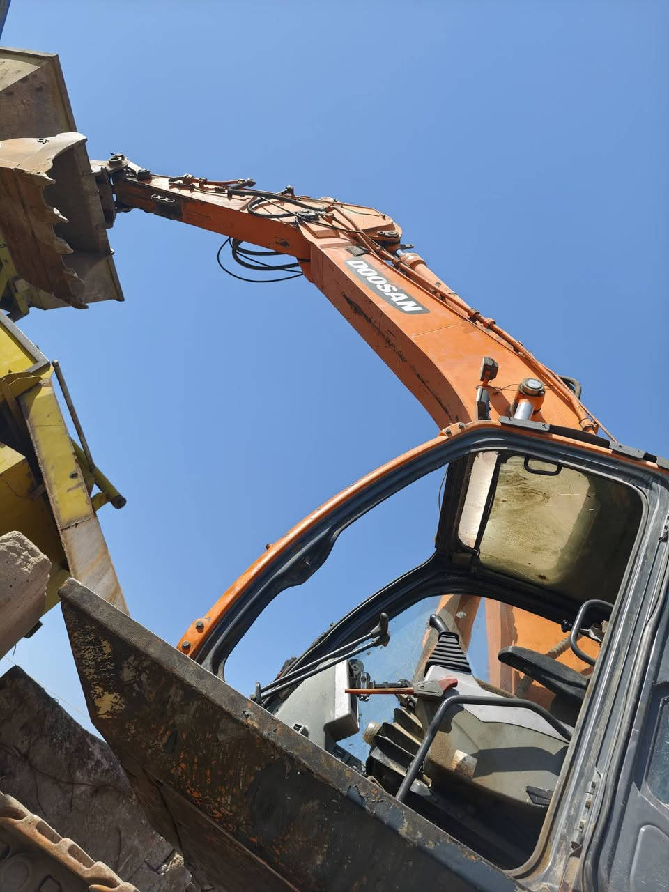 حفاره دوسان موديل 2006 حجم 420 رقم
شرط مكفوله كفاله عامه
***********
