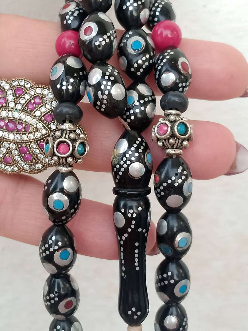 يسعد مساكم بكل خير 🖤🖤🖤 
مسبحة نارجين انتيك من خشب الابانوس تنزيل قصدير وعيون فضة ومرجان ودروب فضة قياس الحبة ١٥/١٠ 
 🖤🖤🖤


**إذا كنت صاحب هذا الإعلان وتريد حذفه لأي سبب، رجاءا أرسل رسالة إلى الدعم الفني**