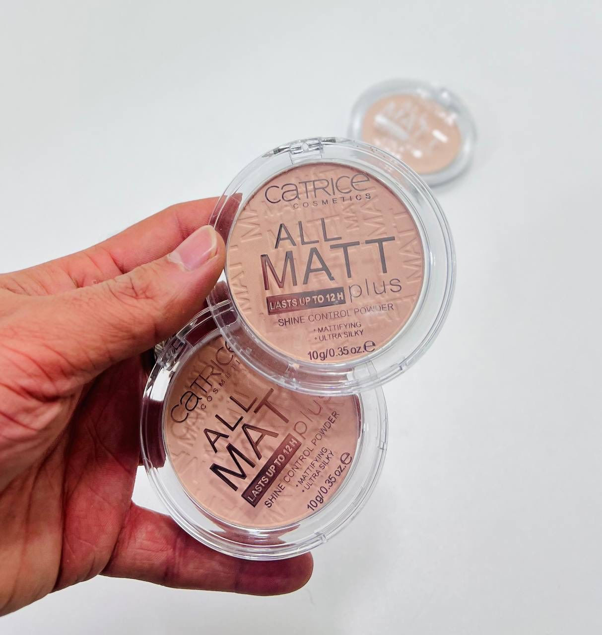 بودرة كاتريس بلس (All Matt Plus)
ೀ   🐰ྀི   ୨୧
بودرة مضغوطة للتحكم في اللمعان وتثبيت المكياج ✨
مثالية للبشرة الدهنية والمختلطة بفضل تركيبتها الخالية من الزيوت. 🥹
 تمنح مظهراً "مات" (مطفي) ناعماً يدوم طويلاً (حتى ١٢ ساعة)  🫶🏻
نباتية، خفيفة على البشرة، ولا تسد المسام
 خفيفة إلى متوسطة🌷
متوفر بدرجتين ‼️
للبشـرة البيضة 🫶🏻
للبشرة الحنطية 🫶🏻 المنشأ ايطاليا

توجد توصيل لجميع المحافظات العراق 🇮🇶🚚🚕للحجز والاستفسار يرجى التواصل عبر الخاص 📩💌توجد لدينا عروض خاصة وخصومات وهدايا 🎁😍


**إذا كنت صاحب هذا الإعلان وتريد حذفه لأي سبب، رجاءا أرسل رسالة إلى الدعم الفني**