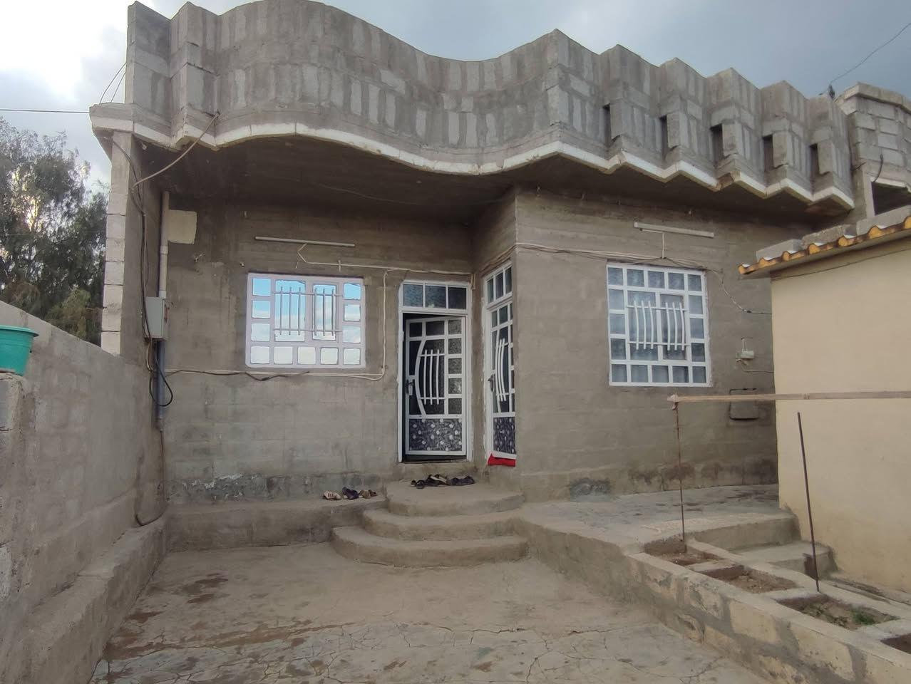 دار للبيع مساحه 180متر ركن + محل غرفيتن نوم + مطبخ + هول +استقبال+ صحيات خارجيه موقع قوسيات حي الملايين الثالثه مدخل جمعية النخيل مأسس كهرباء + مجاري تصريف + صبة ارضية + ابواب كامل + شبابيك+ جامات كامل السعر 48 وبي مجال  اكثر استفسار عل رقم ***********
