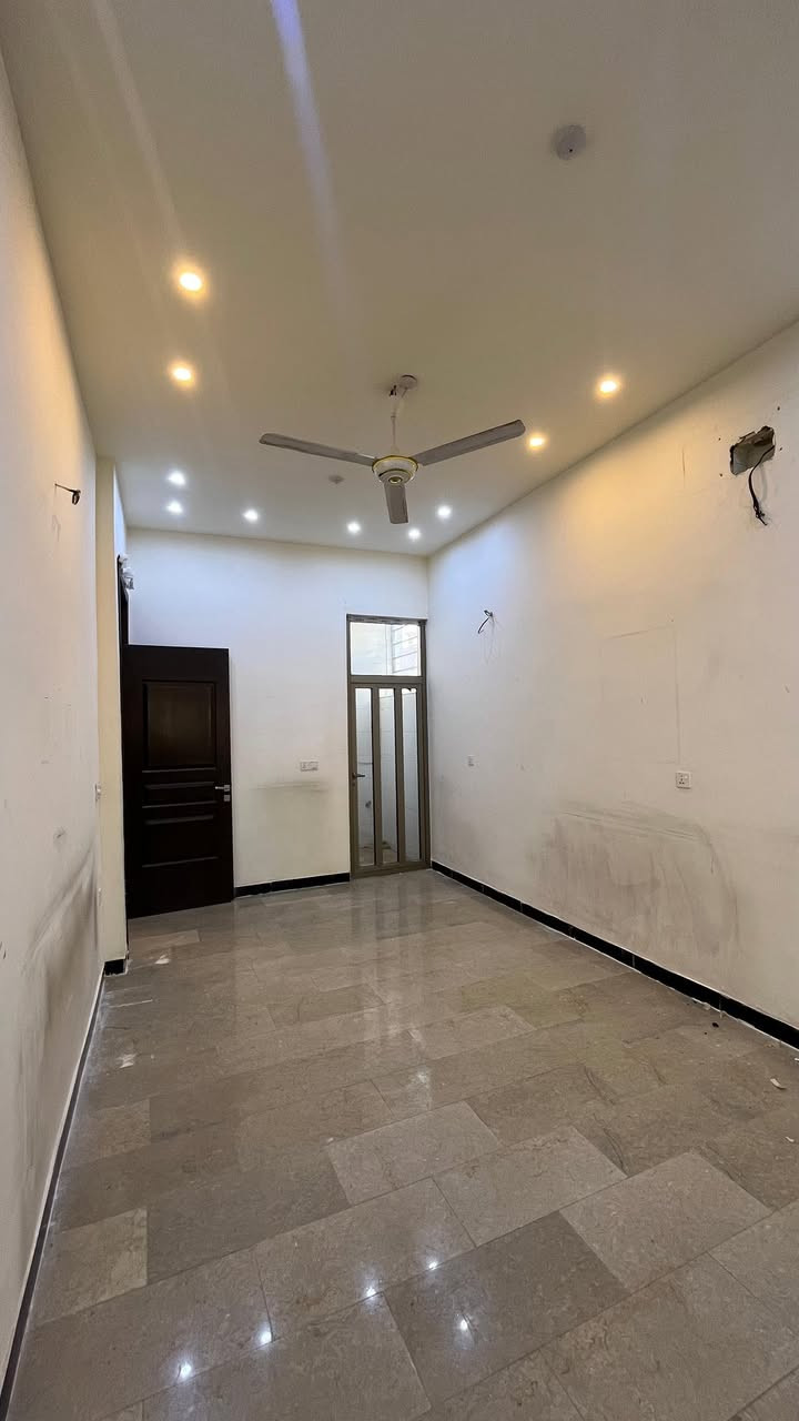 للإيجار بيت مساحة 50م بالسيدية 
يحتوي على 
2غرف نوم 🛌 
صالة 
مطبخ
صحيات 
للاستفسار الاتصال على الأرقام التأليه
***********
