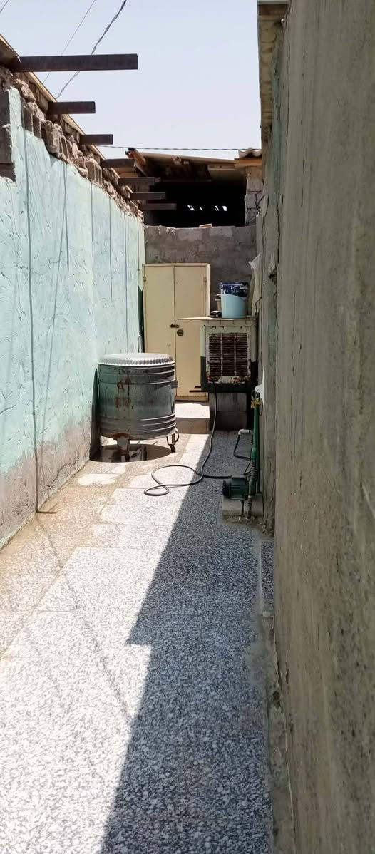 السلام عليكم هذا البيت للبيع الزعفرانيه شارع المعهد خلف  المنصه هوه بيت نظيف البيت كاشي استقبال اعكاده الباقي سندويش سعره ٢٥ وبي مجال تفاصيل أكثر هذا  رقم صاحب البيت ***********
