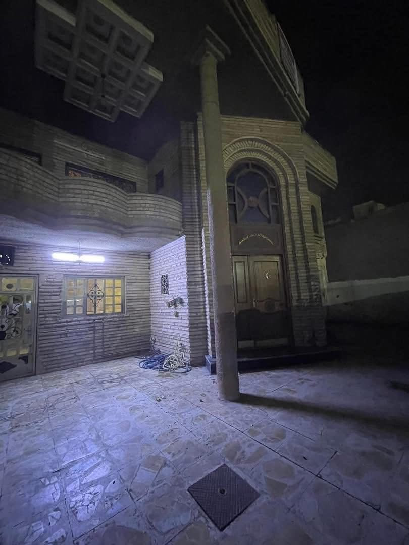 بيت للايجار 300م (نظيف جدا) (#تجاري_سكني)
تفاصيل العقار:- مدخلين
الطابق الارضي كراج حديقة صالة استقبال كبير وخدمات صحية وغرفتين نوم وهول حولي ومطبخ كبير

الطابق الثاني ثلاث غرف نوم (وحدة سويت) وخدمات صحية وهول حولي

الموقع:- على شارع المركز نفسسسسة (موقع تجاري) قرب الدخول موقع مميز 

السعر : مليونين و750 الف  اذا كانت مقدمه 3 اشهر) 
ومليونين و500 الف (اذا كانت مقدمه 6 اشهر او سنه ) 
للاستفسار :***********

العقار حصرا لدى الكوخ للتطوير والاستثمار العقاري
