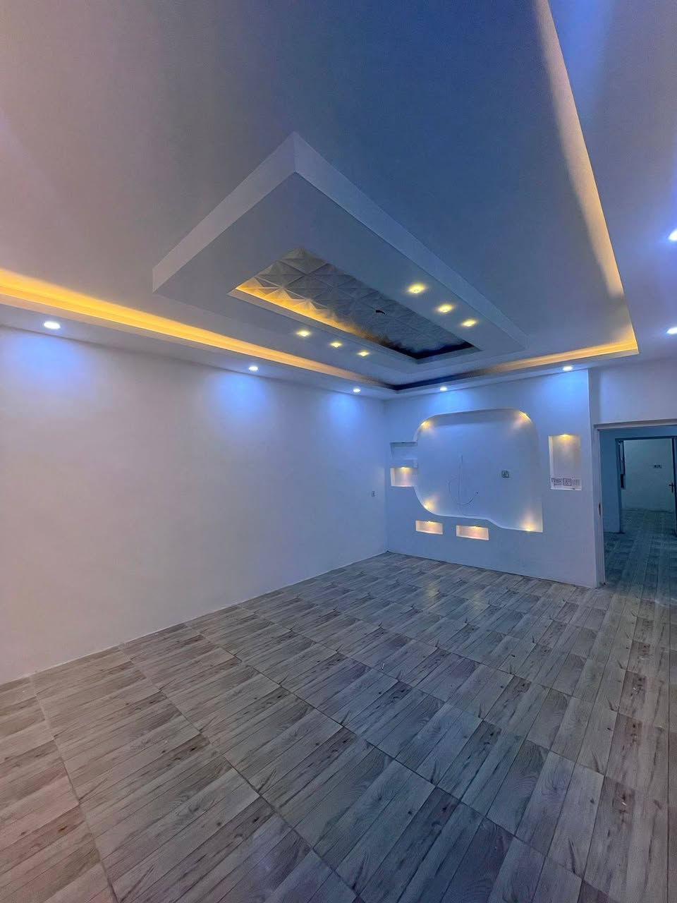 السلام. عليكم اعلان جديد ،🏘️🏘️ 
دار 200م طابق واحد طابو صرف 
باسم شخص واحد 
 للبيع 
يتكون  استقبال مطبخ +2غرفه نوم 
صيحات داخيله وخارجيه
الموقع حي الوسطي مجمع المدارس
كما موضح بالصور ادناه
السعر 165مليون وبي مجال
ملاحظة التعامل مع صاحب الدار مباشر 
للمزيد من المعلومات الاتصال والاستفسار بالارقام
☎️***********  ابو محمد 
☎️*********** ابو علي 
او مراجعه مكتب زهرة الخليج حي الواسطي مقابل شقق الغاز السادين القديم عيادة دكتوره سلوى البياتي وصيدلية صوفيانستقبل جميع عروض البيع والشراء وتأجر العقارات والمحلات.تحياتنا لجميع الزبائن االكرام.
