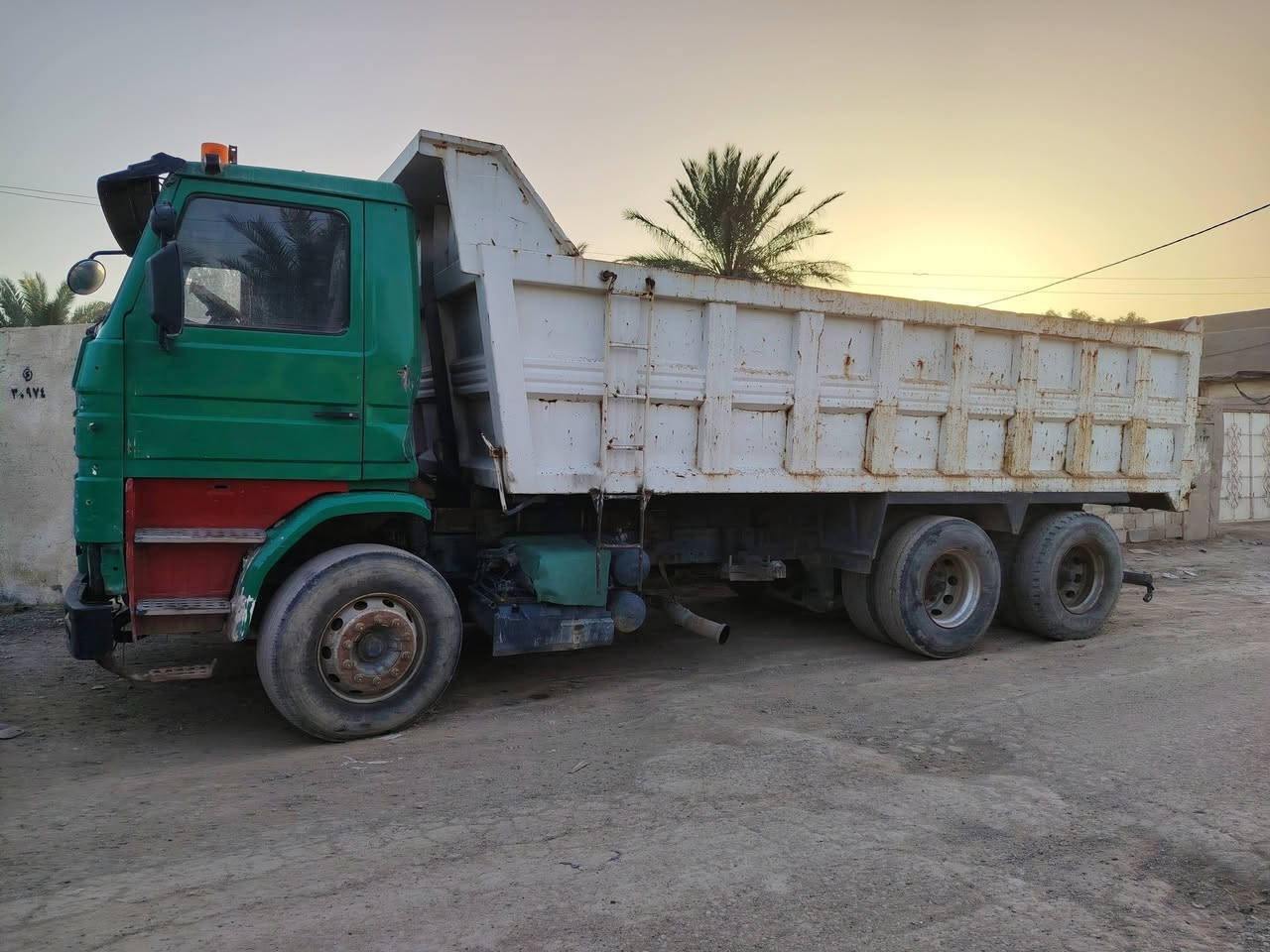 سلام عليكم ورحمة الله وبركاته سكانيا البيع 143 اصل حرك 113 شاصي مكفول سنكل بومه مزوج كير 5ب 5 السياره حالين بل شغل رقم قاسيه تحويل السعر 175 بيها مجال *********** سيد عباس الموسوي
