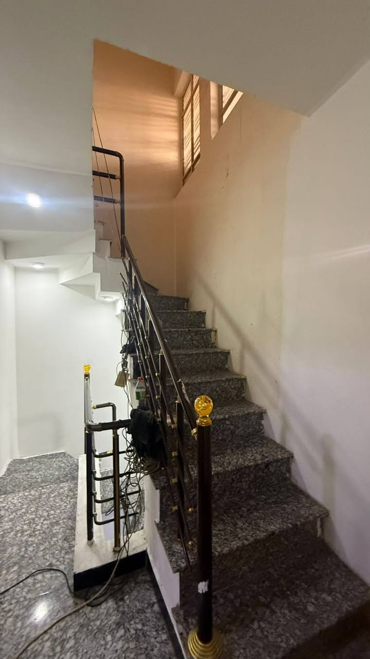 دار للبيع زيونة محلة٧١٠ المساحة ٦٦ الواجهة ٥ يتكون من ٣ طوابق استقبال ومطبخ ٤ غرف و٣ حمامات ومنور  تواصل مع صاحب الدار مباشر *********** حسين بغداد, العراق
