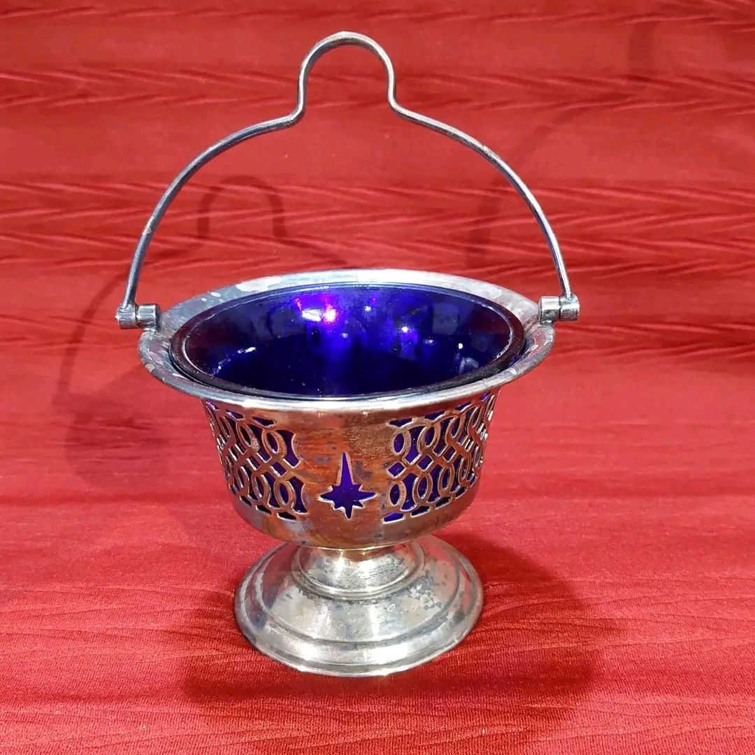 زوج مقدمات أنتيك إنجليزية مصنوعة من زجاج الكوبالت الازرق ومغلفة بمعدن فضي، واحد منهم طلاء فضة مختوم
السعر : 12 الف القطعتين


**إذا كنت صاحب هذا الإعلان وتريد حذفه لأي سبب، رجاءا أرسل رسالة إلى الدعم الفني**