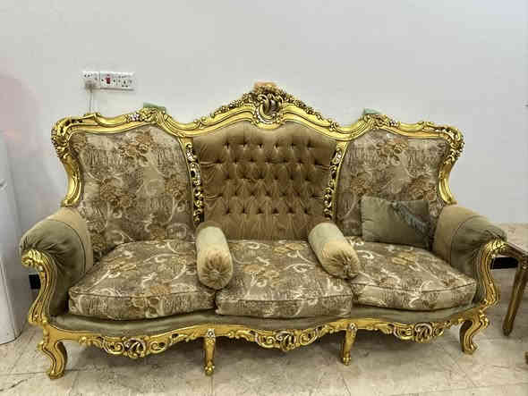 تخم ملكي احتواء ٤ كراسي ملكي و٢ قنفه ملكي وميز مرمر و٢ طبلات مرمر معئ الكوشات  / المكان البنوك شارع دائرة الكهرباء / السعر ٥٥٠ وبيه مجال مستعجل عليه / الرقم    متواجد واتساب واتصال ***********
