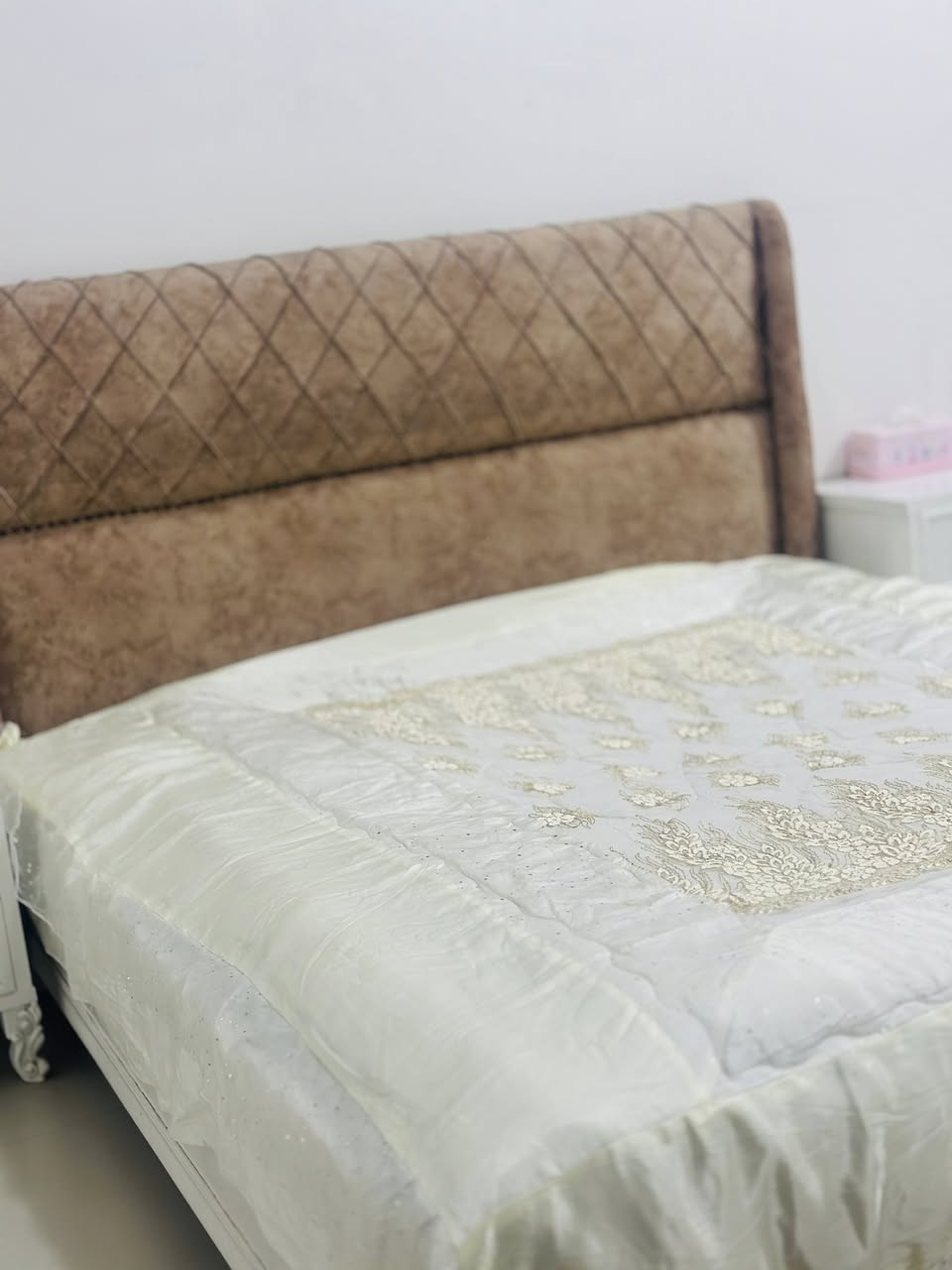 السلام عليكم
غرفة نوم للبيع ألون ابيض انجاره اصلي التصميم تركي 
الأبواب سلايت متكونه من 6 قطع 
جربايه ميز تواليت كنتور وثلاث قطع ميز 
الغرفه جديده جداً.
التصميم تركي لاكن انجاره عراقي اصلي.
المكان بابل الحله 
للاستفسار اكثر *********** واتساب اتصال موجود 
غير متواجد ع الفيس بوك
