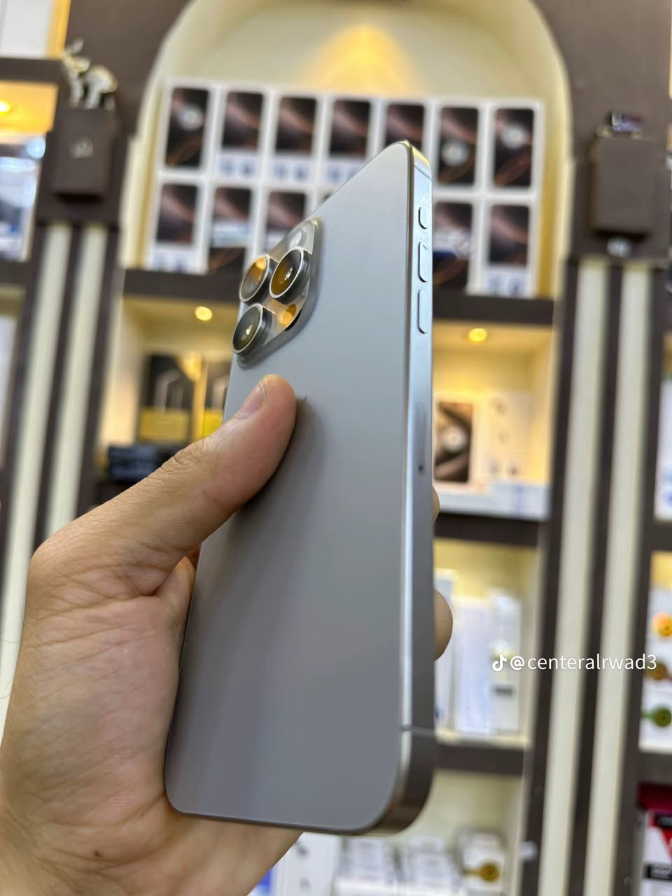 15 برو ماكس جهاز نضيف كلش
بطاريه 88
مشحون 699
ذاكره 256
شرق أوسط 
خطين 
***********
