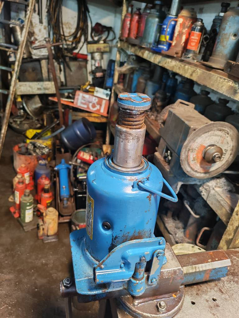 جك يدوي دبل بستم  سعة الضغط  من 20 لى 25طن  مع ضمان 5 اشهر صيانه  العنوان باب الشيخ خلف كراج النهضة  *********** بغداد, العراق
