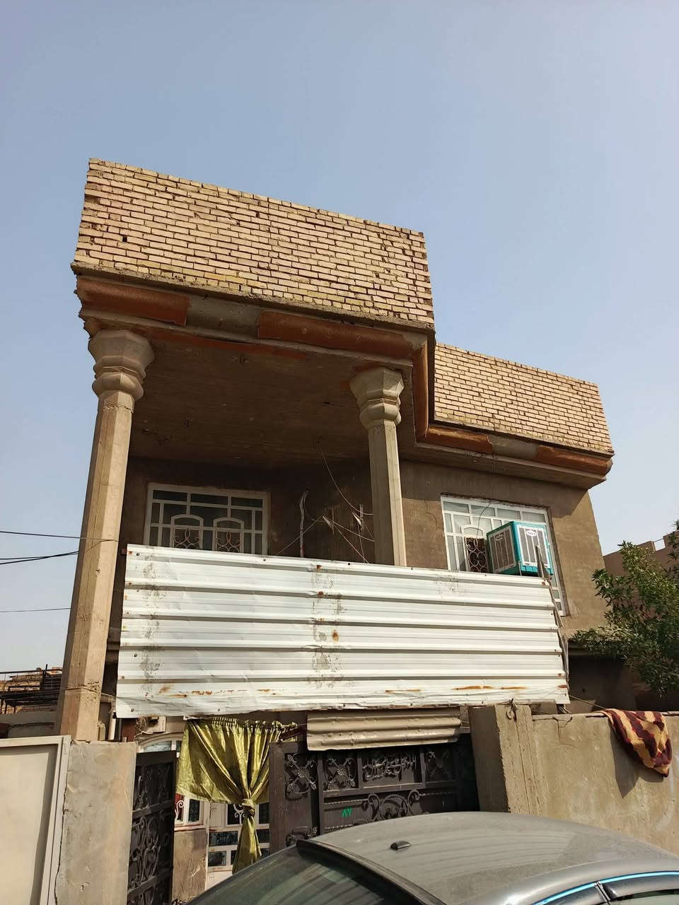 السلام عليكم دار للبيع في منطقة عنانه السعر 75 قابل للتفاوض سند 25 مساحه 200 م 4 غرف نوم مطبخ استقبال هول للأاستفسار أكثر الاتصال على الرقم ***********
