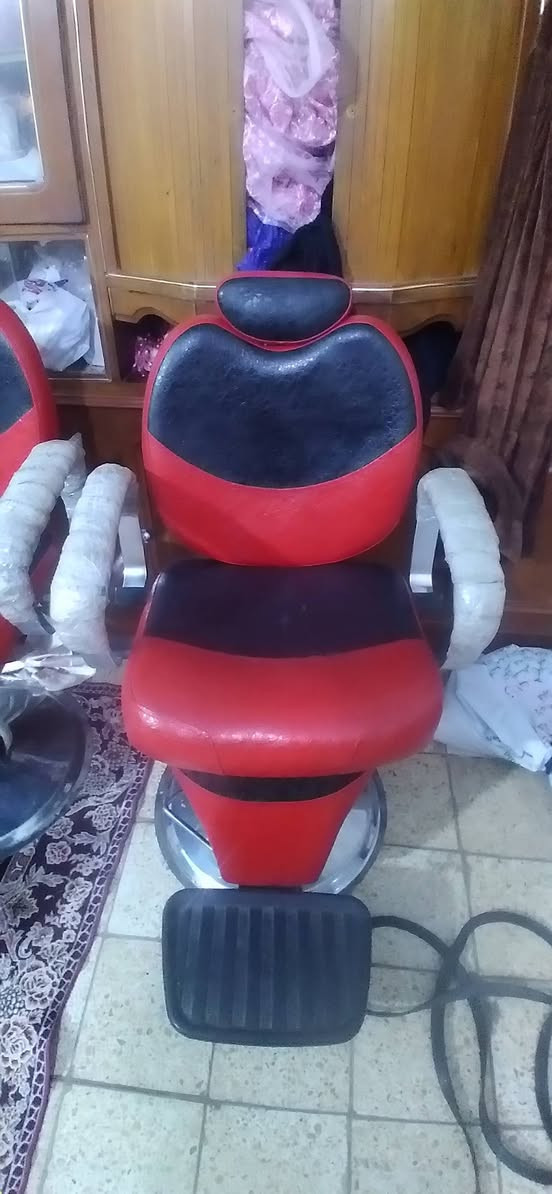 كراسي حلاقة عدد ٢ النضافة كما مبينة تغليف اليدات المحافظة على الدوشمة في اليدات من التف  المكان مدينة الصدر رقم الهاتف ***********
