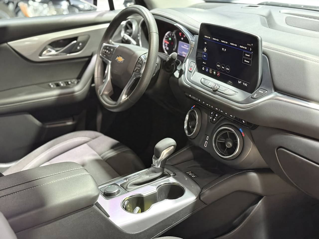 #المركبة : شيفرولية بليزر موديل 2024 لون ابيض
#الضرر  : جانبي تصليح وصبغ ابواب اثنين فقط
#الرقم : اربيل الرقم الحديث ( تحويل او وكالة)

#المواصفات : 

▪️السيارة : #شوفرليت #بلايزر 
▪️الموديل : 2024
▪️عداد_المسافة : 34 الف ميل حقيقي
▪️المحرك : 2000 توربو (اربعة سلندر) 
▪️حجم الويل : ويل كب حجم 18
▪️كشنات السيارة مخمل اسود
▪️لايتات زينون عالي وناصي مع حاجب LED
▪️بصمات عدد 4 للابواب مع بصمة تشغيل
▪️رادار امامي مانع تصادم
▪️حساسات الأنحراف عن المسار
▪️تحكم فول كهرباء لكرسي السائق
▪️شاشة الدشبول حجم كبير (ايباد)
▪️تبريد قطعتين امامي وخلفي
▪️تدفئة لكشنات المقدمة
▪️تشغيل عن بعد
▪️جنطة كهرباء
▪️كامرة خلفية دوارة اصل
▪️سايد بريك دكمة
▪️شاحن لاسلكي ( واير ليس )
▪️سستم صوت 
▪️تحكم ستيرن جهتين بلوتوث وحاكية وكروس سرعة وتحكم صوت 
▪️نظام ABS مانع انزلاق

السعر المطلوب : 205 ورقة مع المجال
 
الاتصال على : ***********

معرض سما دبي لتجارة السيارات والمزادات الامريكية
النجف - المدينة المائية -مقابل حي الجامعة
اهلا ومرحبا بكم
