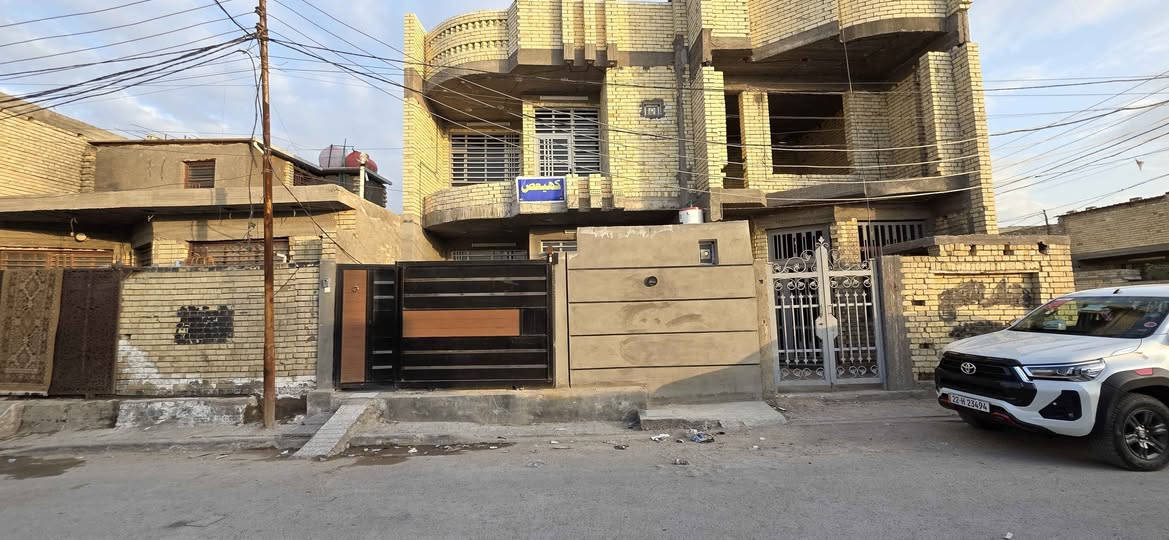 سلام عليكم مرخصةمديرالاكروب بيت ١٤٠ متر واجه ٧ بناء درجه اولى فول شكد متعوب عليه وتجي اجيك وشوف من كول نواحي شغل درجه اولى طابقين غرفتين نوم  سويتات مطبخ  سطح كراج كبير صحيات ٣ كامرات وحاكيه صورت صوت البيت عمل اناره مع سقف برو فايل حديد درجه اوله بيبان خشب درجه اوله رفت ٥٠ سم على فرع رئيسي ليس داخل فرع عرض ١١ خدمات كامله فول كماليه حي السلام شارع المستشفى الجديد وسعر بالنسبه المنطقه مناسب اتصل وتدلل *********** الخالص, ديالى
