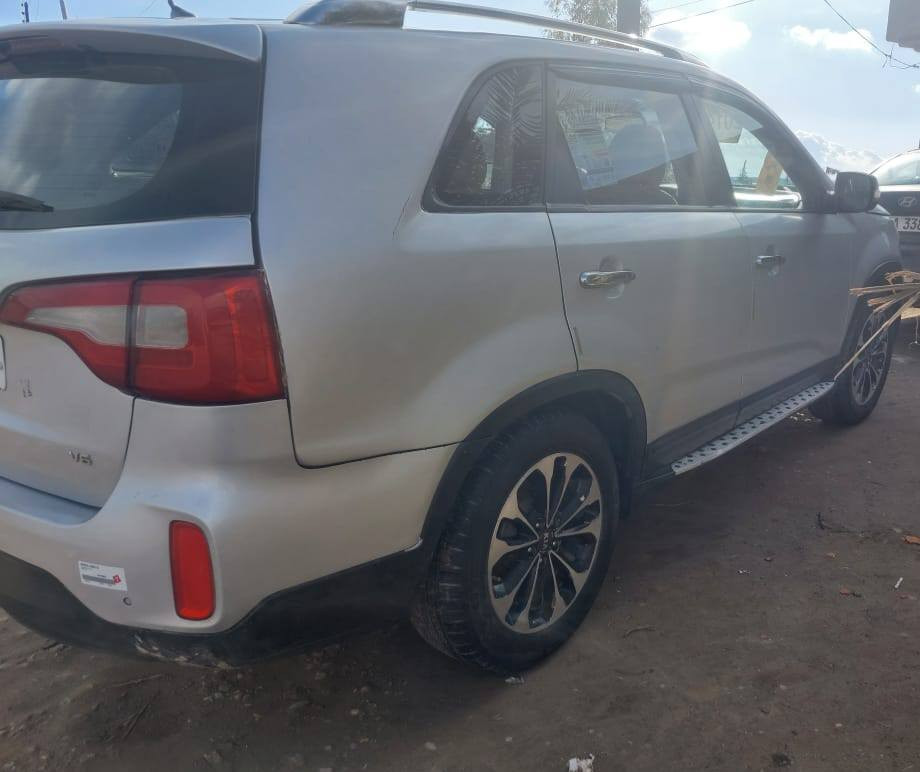 سورنتو 2013 رقم اربيل دولي شرط التحويل 
مصبوغ عام  ..بجم كبس 
محرك6سلندر 
فول مواصفات عدا الفتحه 
كشن كهربائي ٧راكب تبريد ٣قطع 
بصمة ..تبريد شاشه 
السعر 125
مكان السياره موصل ربيعه 
***********واتساب
