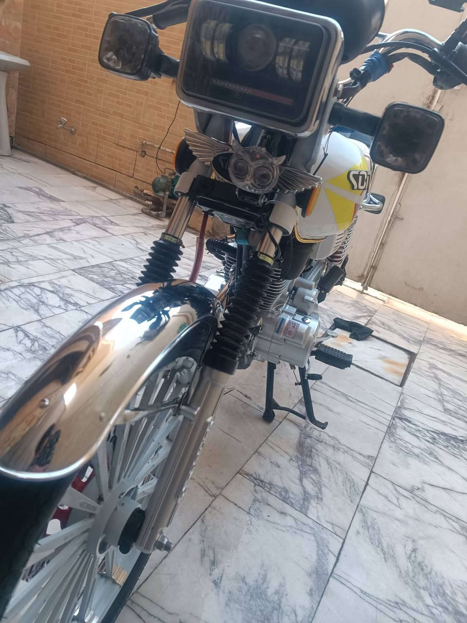 السلام عليكم
سافان سولنك (سكنر) محرك 200 موديل 2025 تشغيل عن بعد عداد الكتروني اوكس بلوتوث  ماشيه 8000 الدراجة جديدة ونظيفة كلش اي نقص مابيه بيه بس اللايت الناصي محترك القلوب واني شادلهه لايت خارجي غير هاي مابيه اي شي  السعر 800 الف بيه مجال بسيط حك الجية مكاني بغداد الحرية للتواصل ***********
