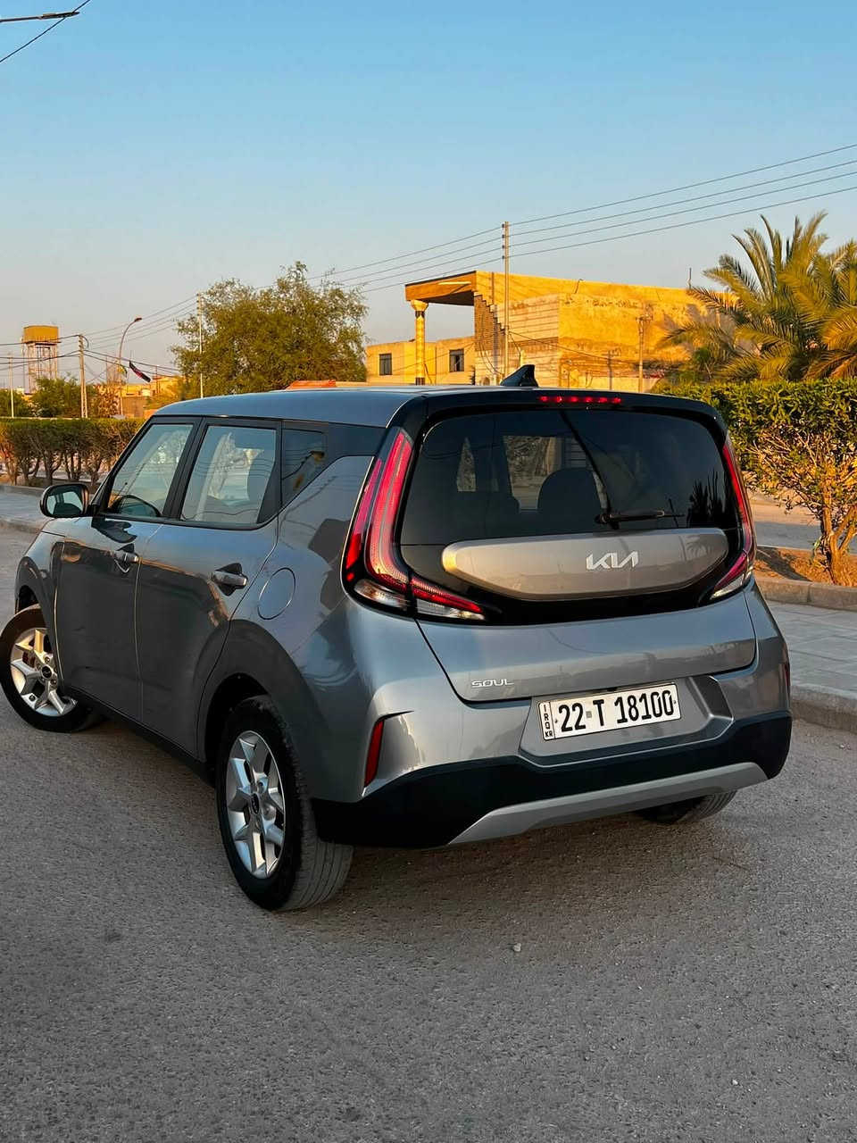 صول وارد أمريكي 🇺🇸 🦁 . (((( أربيل ))) 

🚗 كيا سول (Kia Soul) موديل 2023 للبيع 🚗
السلام عليكم إخوان.. للبيع ، سيارة كيا سول 2023 الموضحة بالصورة، السيارة بحالة ممتازة وجاهزة من كلشي، وبأسمي وسنوية جديدة.
🛠️ المواصفات العامة:
 * الموديل: 2023
 * المحرك: 2000 دوش (DOHC)، محرك وكير بحالة الوكالة.
 * الممشى: 42,528 كم حقيقي.
 * اللون: سيلفر 
 * الرقم: أربيل 
 (الرقم مميز 22 T 18100).
🔥 أنظمة القيادة والأمان المتطورة (فول مواصفات):
 * رادار الذكي: نظام تحديد سرعة متكيف، السيارة تتقرب وتسارع وتاخذ بريك وتتوقف تلقائياً حسب حركة السير أمامك.
 * نظام الحفاظ على المسار: رادار جانبي وتنبيه عند الخروج عن المسار.
 * أنظمة قيادة متعددة (Drive Modes): تحكم كامل بوضعية القيادة واقتصادية جداً بالوقود.
✨ الميزات والإضافات الأخرى:
 * تبريد ثلج، تدفئة شغالين 100%.
 * شاشة كبيرة، كاميرا دوارة عالية الدقة، تحكم ستيرن كامل.
 * حدادية ومكفولة من أي نقص، ناعمة وجاهزة للسفر.
📋 حالة البدي والضرر:
 * السيارة وارد أمريكي، حادثها بسيط جداً وبدون ايرباج، وصور الحادث موجودة أدزها للشراي على الخاص.
💬 السعر: 165 ورقة (وبيه مجال بسيط للشراي الطيب)
📍 المكان: المثنى - السماوة
📞 للتواصل والاستفسار: ***********
