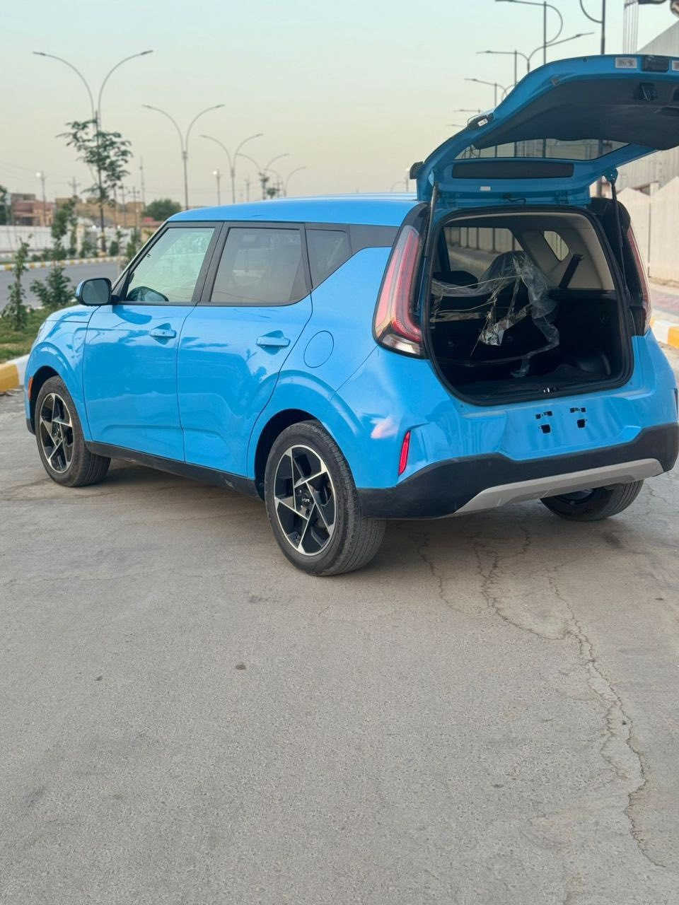 للبيع: كيا سول (KIA Soul) موديل 2023 ✅

سعرها ادخل ع رابط https://t.me/carssofiraq/16147

- حالة ممتازة
فرصة لاقتناء سيارة مميزة بـ "مواصفات EX" كاملة، السيارة جاهزة للاستخدام ولا تحتاج لأي مصروف.
📌 المواصفات الفنية:
 المحرك: 4 أسطوانات سعة 2.0 لتر (قوي واقتصادي).
 القوة: 147 حصان.
 ناقل الحركة: أوتوماتيك (IVT).
 نظام الدفع: أمامي (FWD).
 العداد: 47,000 كم فقط.
🛠 حالة السيارة (الضرر):
 تم تبديل "چاملغ" أمامي (جهة السائق) مع اللايت.
 تصليح في باب السائق.
 توجد شخوط بسيطة (بدي السيارة نظيف).
📍 الموقع:
ذي قار - الغراف.
📞 للتواصل والاستفسار: ***********
.
.

🚗اعرض سيارتك ع اقوى قناة تلكرام و واتساب و صفحتي فيسبوك للبيع و شراء سيارات ادخل ع رابط 👈 https://t.me/carssofiraq
