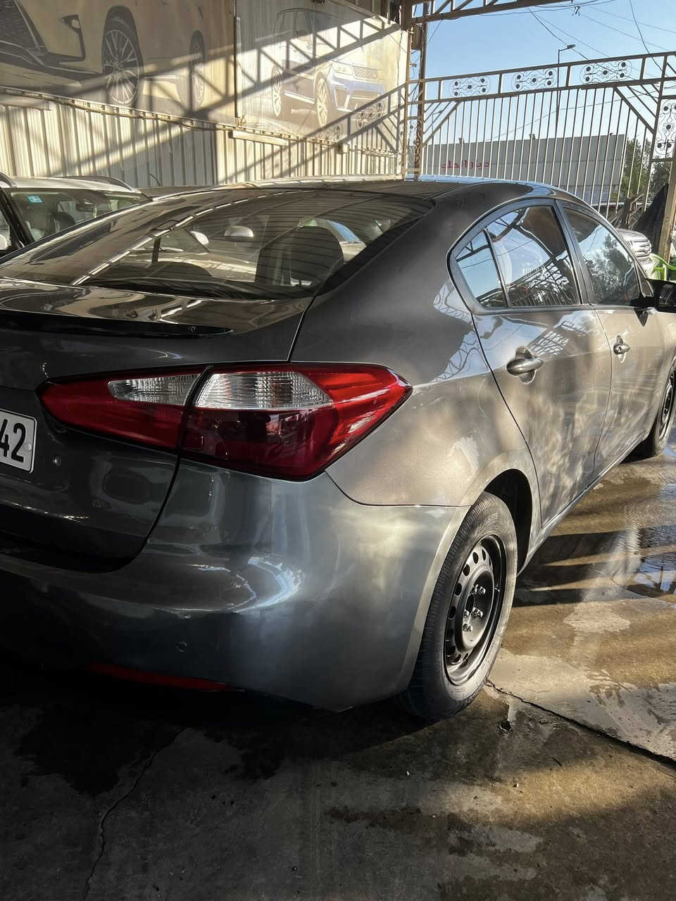 السلام عليكم 
كيا سيراتو 2016 خليجي
بيهة صبغ بنيد اثر جراد و جاملغ خلفي 
السيارة حلوه و جاهزة و كلش نضيفة 
و شرط مكينه و كير ممفتوحات 
ماشيه 83km 
مواصفاتهة نص فول 
كاميرا و شاشه و حساسات خلفيه و حاجب LED و بلوجكترات و اني مسويلهة عين الشيطان لون احمر 

عارضهة :ب 114 و بيهة شويه مجال
مكاني : بغداد - البياع
للأستفسار : ***********
