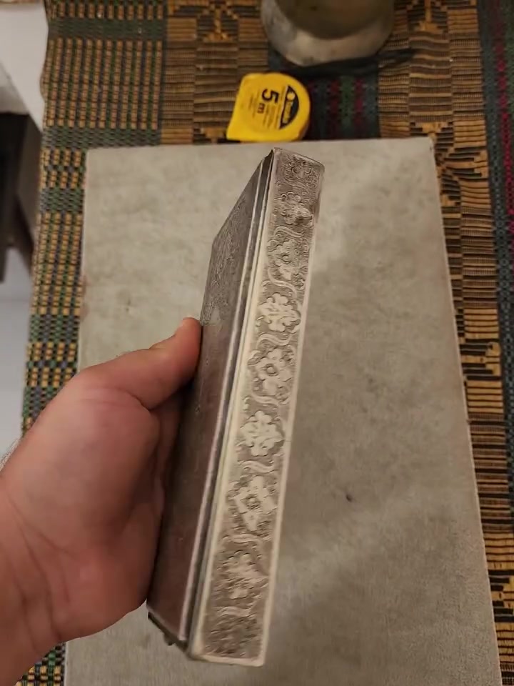 علبه سيكار فضه عيار عالي قديم انتيك عمل اصفهاني باامتياز
 الوزن 407 غرام 
سعر الغرام 3$ نهائي 
موقعنا بغداد الدوره شارع الميكانيك يوجد توصيل 
***********
