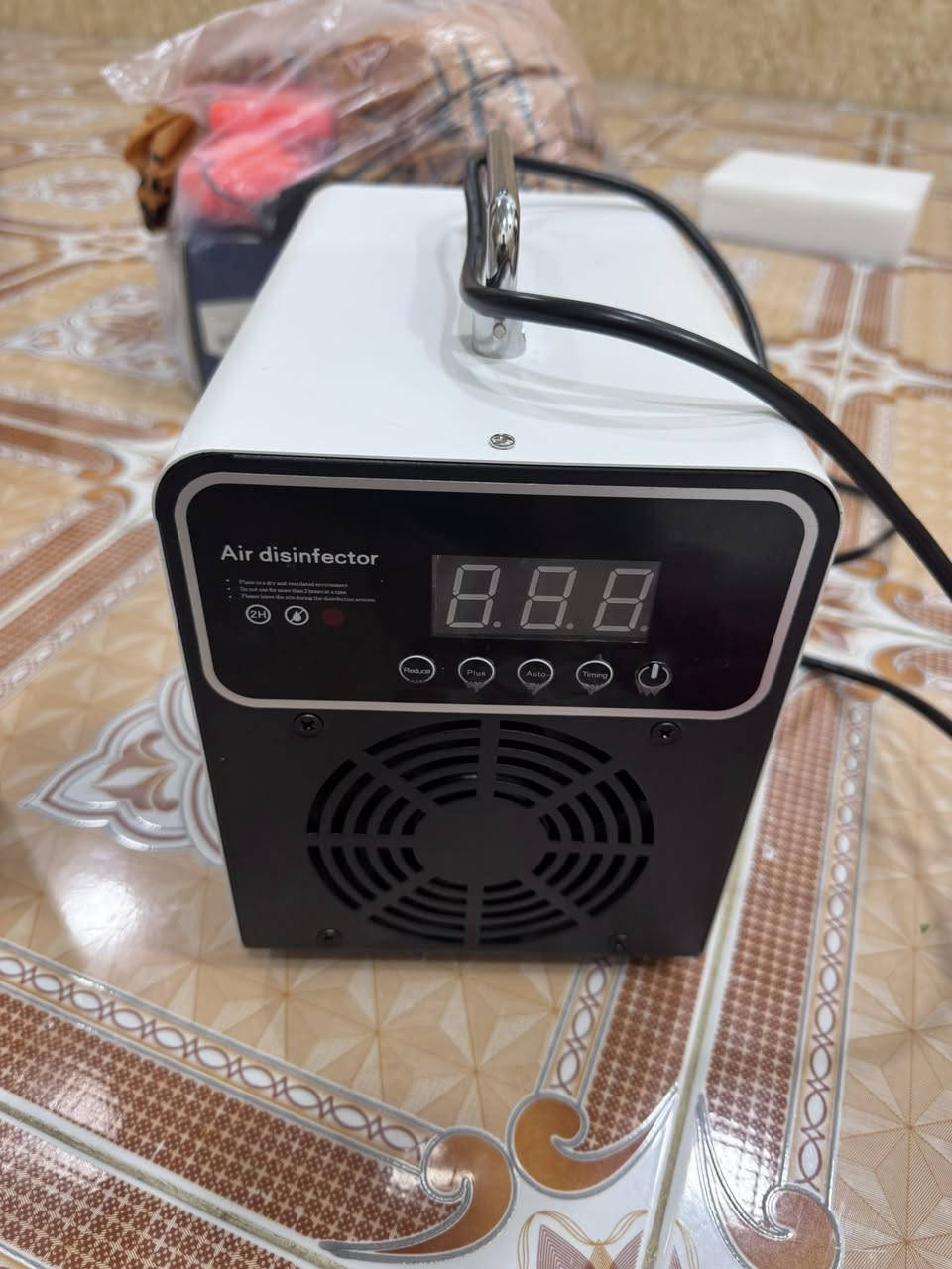 جهاز الاوزون للتعقيم
Ozone O3

Air disinfectior

 تخلص من العفونه والروائح الكريهه

يستخدم لتتقية المكان والتخلص من البكتيريا والفيروسات والعفن ورائحة السكائر وغيرها من الروائح الكريهه

 مناسب جدا للغرف والمكاتب والمطابخ

ينصح بتفريغ المكان من الكائنات الحية 

وقت تشغيل الجهاز تقريبا 30 دقيقه وحسب حجم المكان
جديد مامستعمل / سعر 25 / مكان خانقين


**إذا كنت صاحب هذا الإعلان وتريد حذفه لأي سبب، رجاءا أرسل رسالة إلى الدعم الفني**