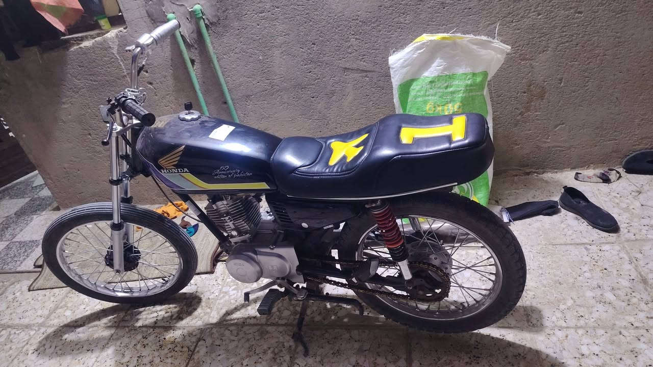 السلام عليكم دراجه ايرانيه لبيع مامفتوحه مبدل بيهه بس قبق مال نمر ونكسر بطن محرك برغي يطلعونه بصناعيه سعر تواصل عل ***********
