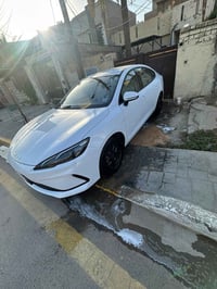 للبيع BYD سيل فايف ماشية 10 آلاف رقم بغداد باسمي داخل ابيضّ جديدة كفال...