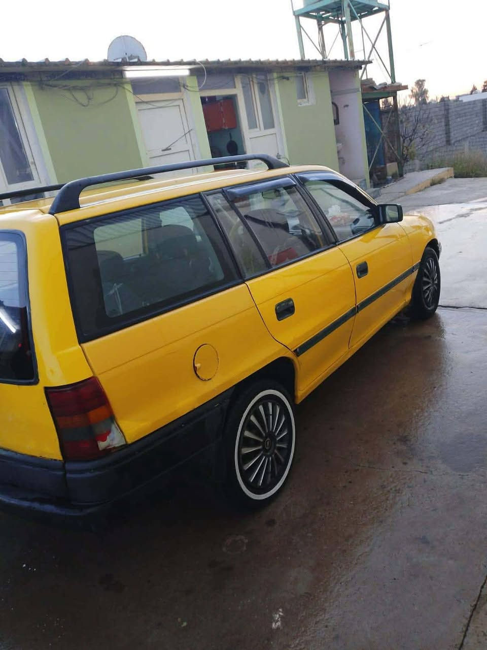 استره رقم الاماني بسمي
موديل 93 السياره حيل حيل
حلوه ونضيفه بيها كاربون
بنزين تخم تاير تحويل شرط
محرك 16 بلادي السعر 44
.وبيها مجال
المكان الموصل الجانب الايمن 
التواصل ‭0771 010 4641‬
