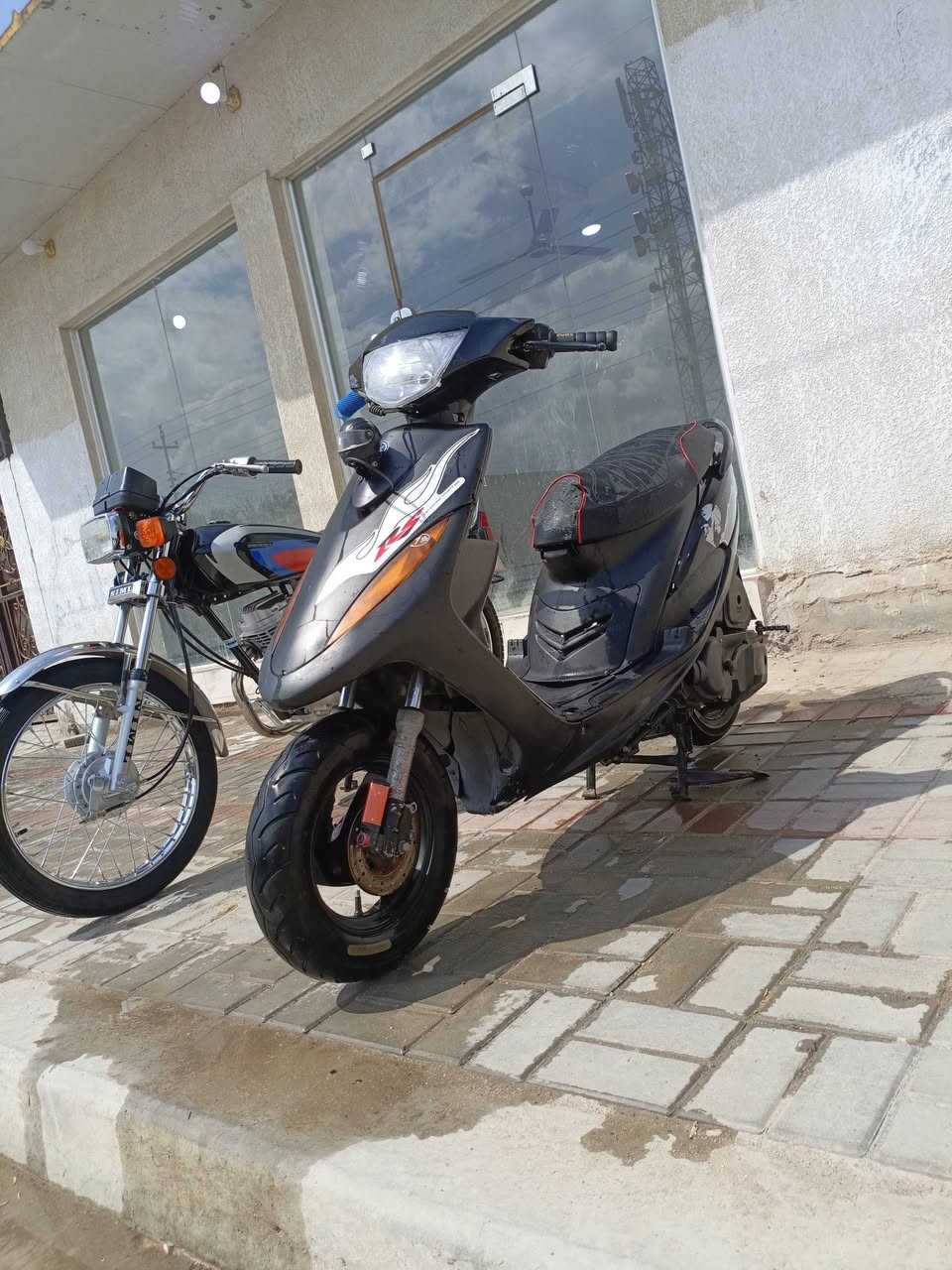 سلام عليكم ماكس البيع دراجه خير من الله رايد لها ترتيب باتري شويه نواقص يعني ماتكلف حته 25جاهزه السعر550وبيها مجال قليل مكاني كرنه بني منصور بل نعيم ***********
