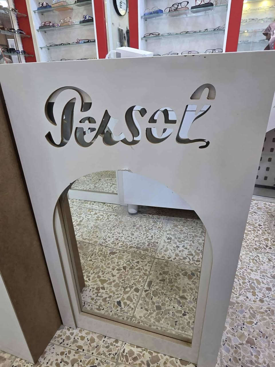 السلام عليكم يتوفر للبيع بسعر جدا مناسب العنوان بغداد المنصور ***********
