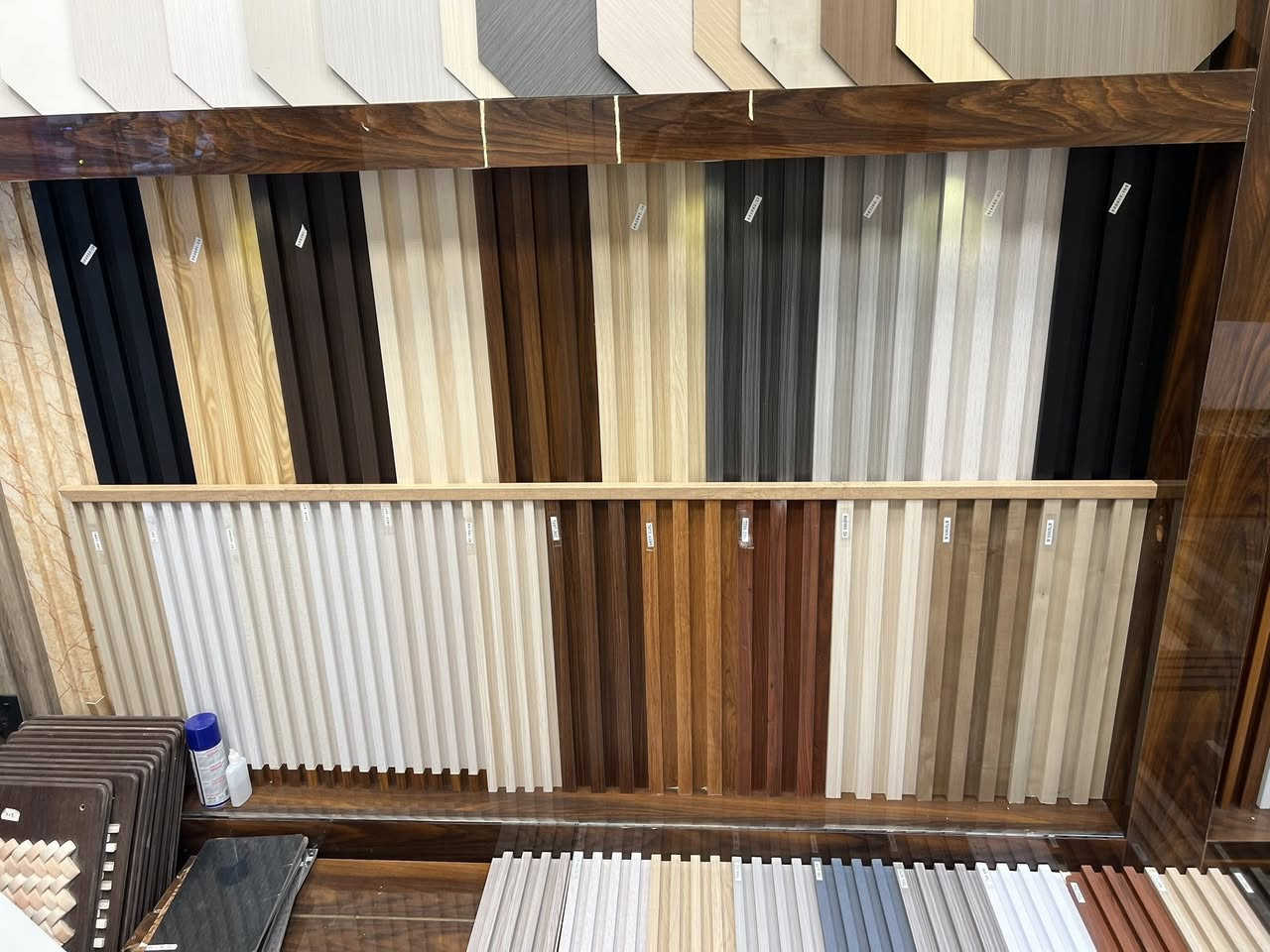 🚨 تنويه مهم 🚨  
🔹 للمساحات الصغيرة (20 متر وأقل)  
💰 سعر المتر 75 ألف (عمل فقط)  

🔥 رواز الديكور العصري 🔥  

✔️ تنفيذ السقوف الثانوية  
✔️ تغليف الجدران  
✔️ تركيب أبواب الركديون  
✔️ تغليف الأرضيات (باركيه – PVC – لامينيت)  
✔️بديل الشيبورد +بديل الحجر +بديل المرمر 
✔️ديكور شاشه بلازمه +جميع القواطع 
✨ شغل نظيف + دقة عالية + تسليم بالوقت  

🔹 المساحات الأكبر يتم احتساب السعر بعد الكشف  
❗ تريد كرسته او عمل تريد فقط عمل   

📍 العمل داخل بغداد  
📞 ***********  

💬 راسلنا خاص واحجز م
